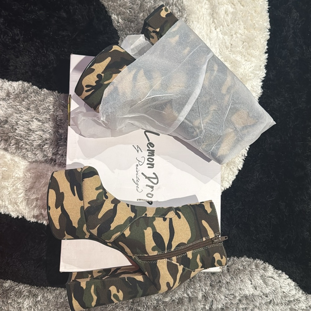 Stylish Camouflage Platform Boots